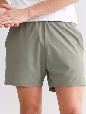 Veece Solid Stretch Short in Eucalyptus